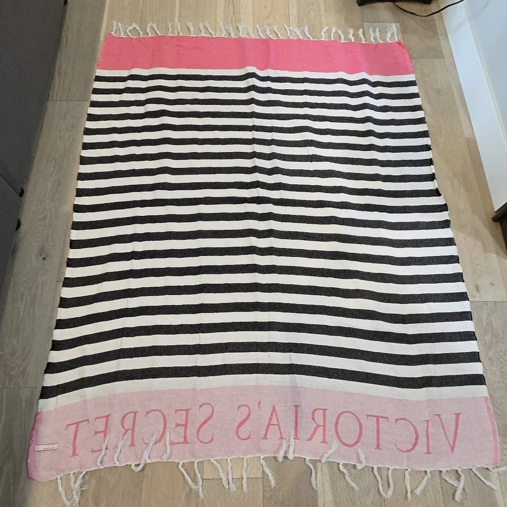 VICTORIA'S SECRET SUMMER BUNDLE BEACH TOWEL SET OF 2 FRAGRANCE BODY LOTION 8 OZ